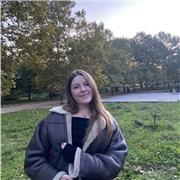 Profesora titulada en Educación Primaria con Mención en Lengua Inglesa con más de cinco años de experiencia y nativa en inglés